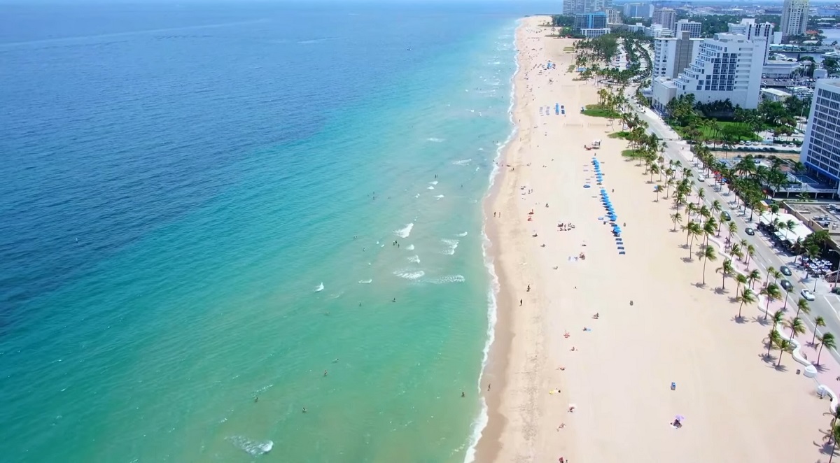  A stunning aerial view of Florida's coastline, showcasing its pristine sandy beaches and turquoise waters